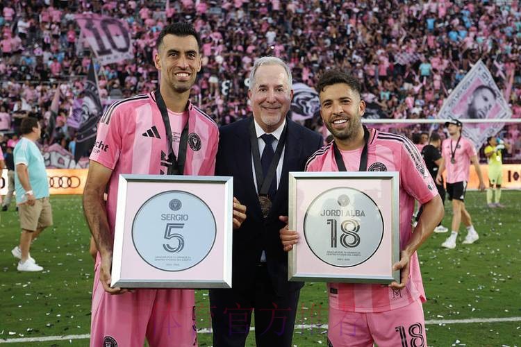 泪目!梅西用总冠军送别2好友+采访动情致敬 4家人携奖杯温馨合影 泪目!梅西用总冠军送别2好友+采访动情致敬 4家人携奖杯温馨合影